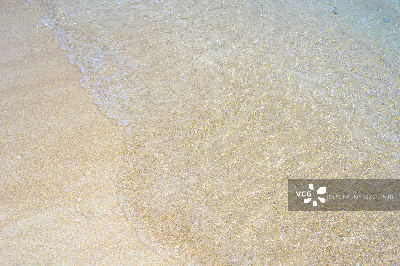 海浪拍打沙滩图片素材