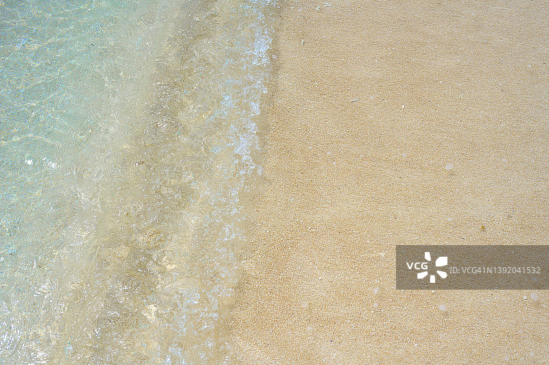 海浪拍打沙滩图片素材