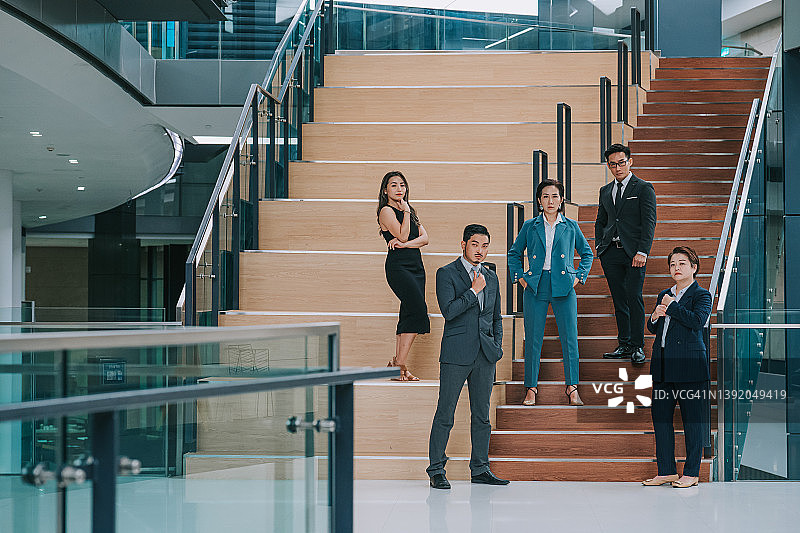 成功的亚洲商业团队办公室合影图片素材