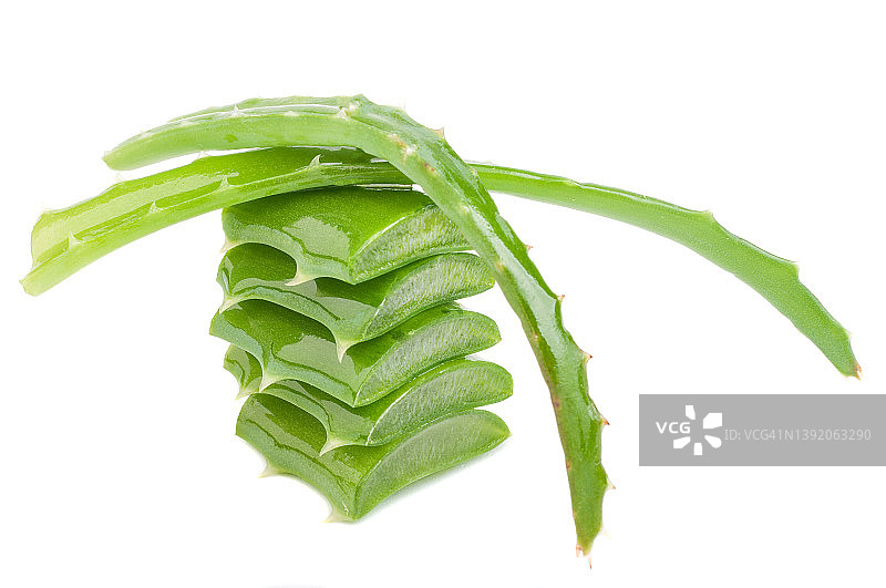 白色背景下的芦荟叶切片和整片芦荟叶图片素材