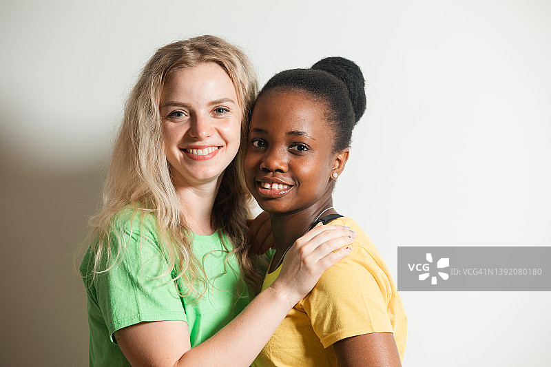 两位女性朋友拥抱在一起图片素材