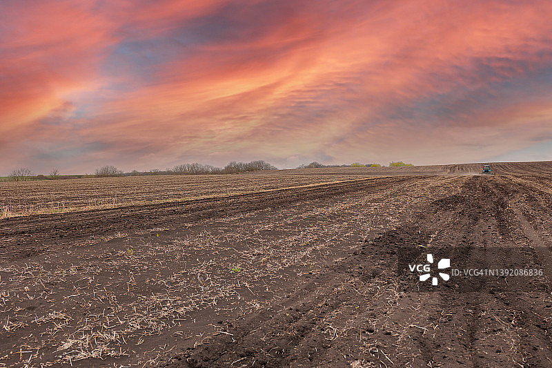 日落时分的耕地和蓝天图片素材