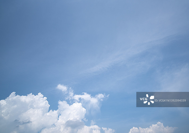 白色的云衬着蓝色的天空图片素材