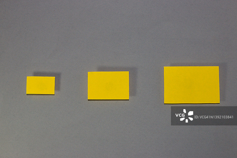 从最小到最大的三张黄色空白纸图片素材