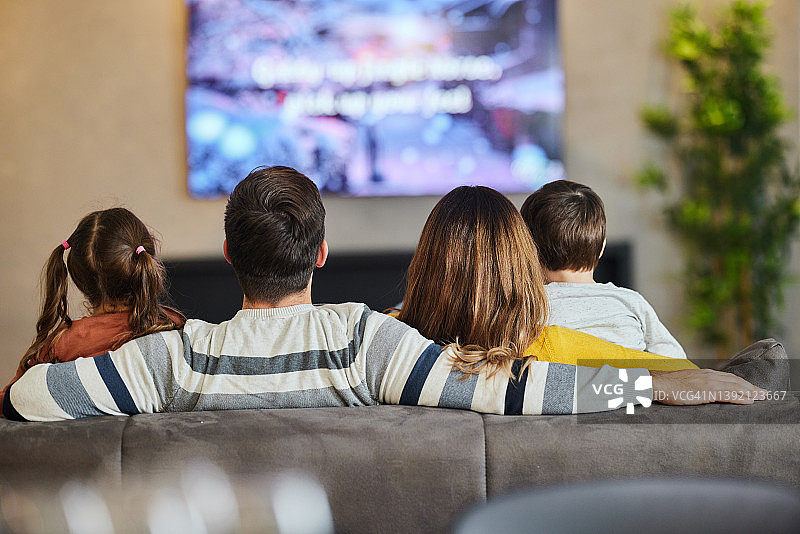 一家人在家看电视的背影图片素材