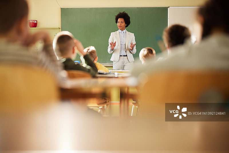在小学里讲课的黑人女教师图片素材