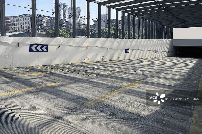 地下停车场入口处的光效图片素材