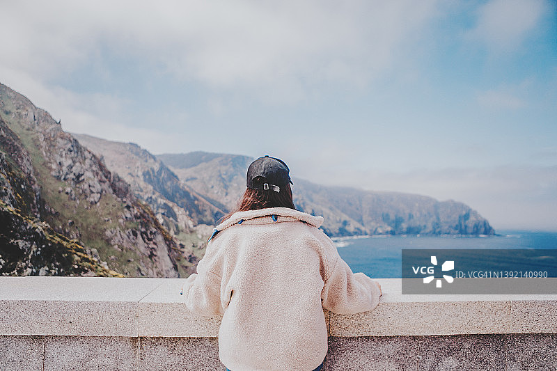女子眺望大海的背影图片素材