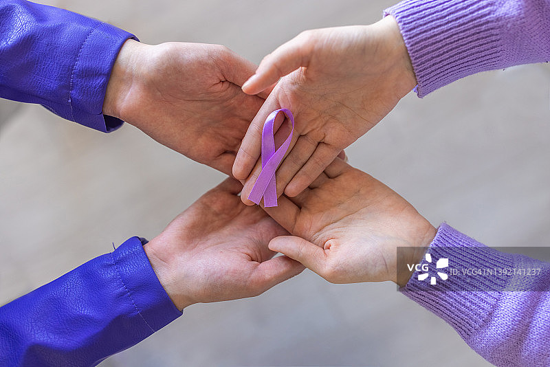 男子和女子手中拿着紫色丝带图片素材