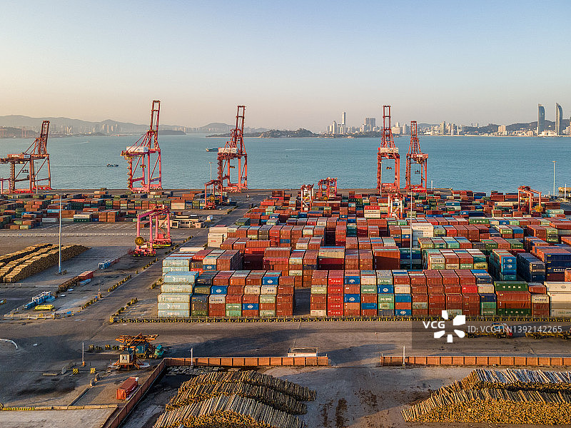 黄昏时分的海岸码头集装箱存储区航拍视角图片素材