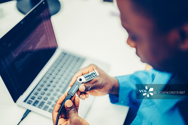 男子正在使用加密硬件钱包图片素材