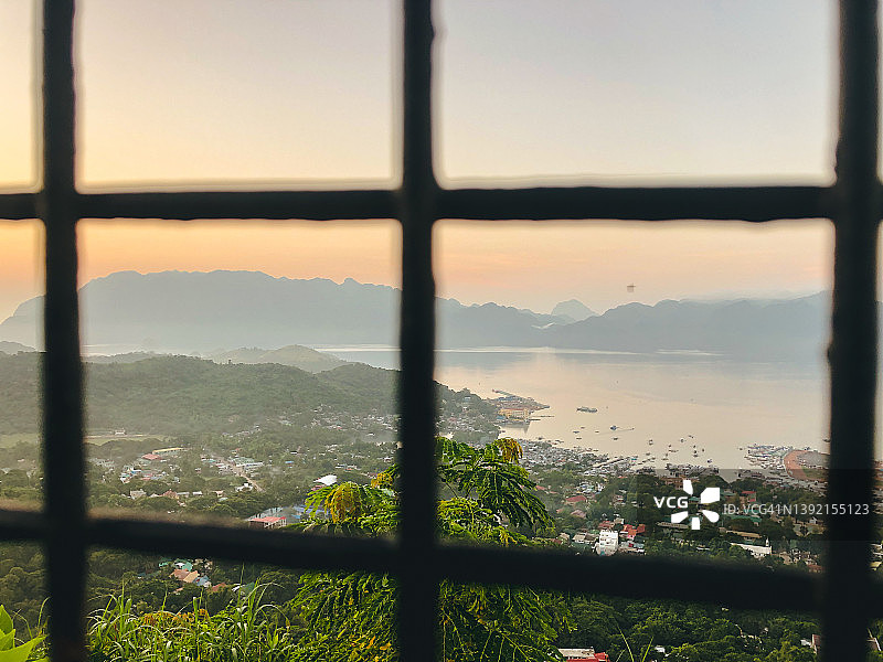 日落时分科隆岛的窗外景色图片素材