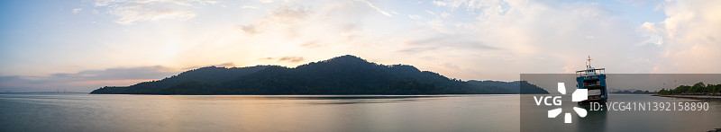 槟城日出全景，可看到槟威大桥和快速渡轮图片素材