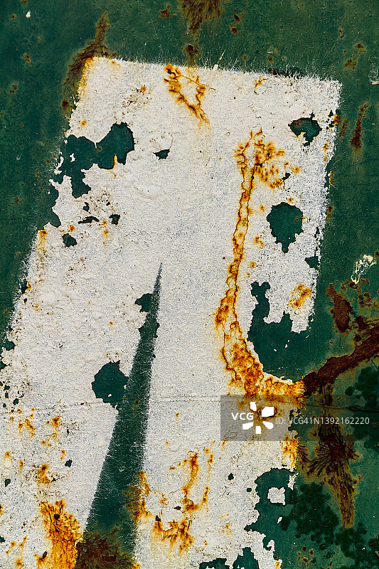 生锈的字母M(细节)图片素材