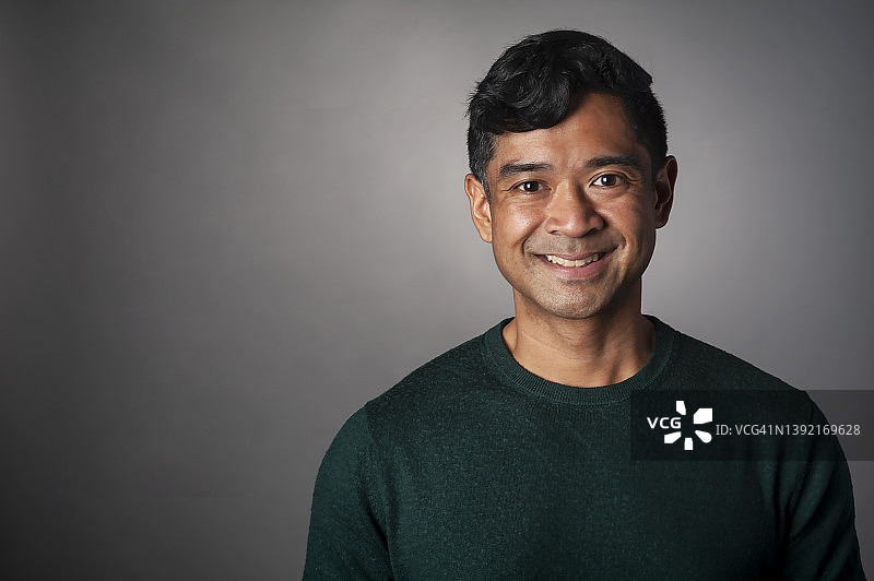 中年太平洋岛民男人影棚肖像图片素材