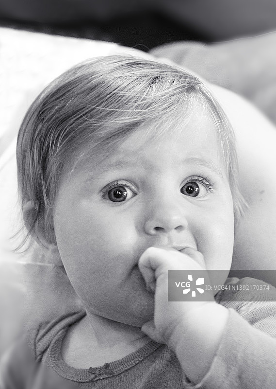 婴儿用嘴感受牙齿图片素材