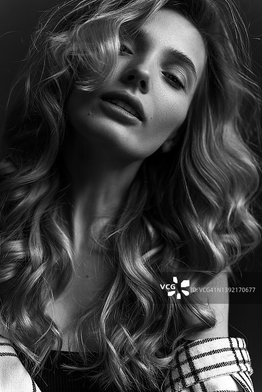 黑白肖像：迷人的女人图片素材