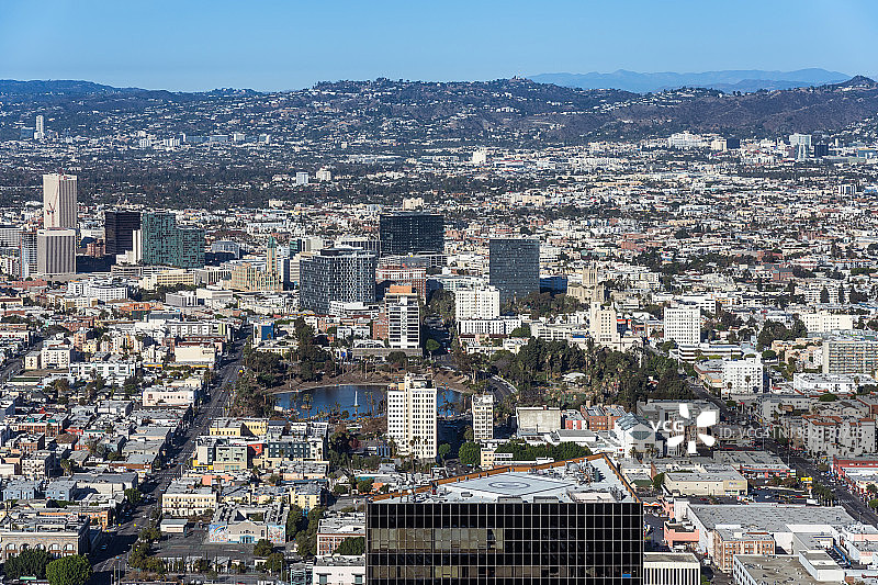 洛杉矶麦克阿瑟公园和韩国城的高角度视图图片素材