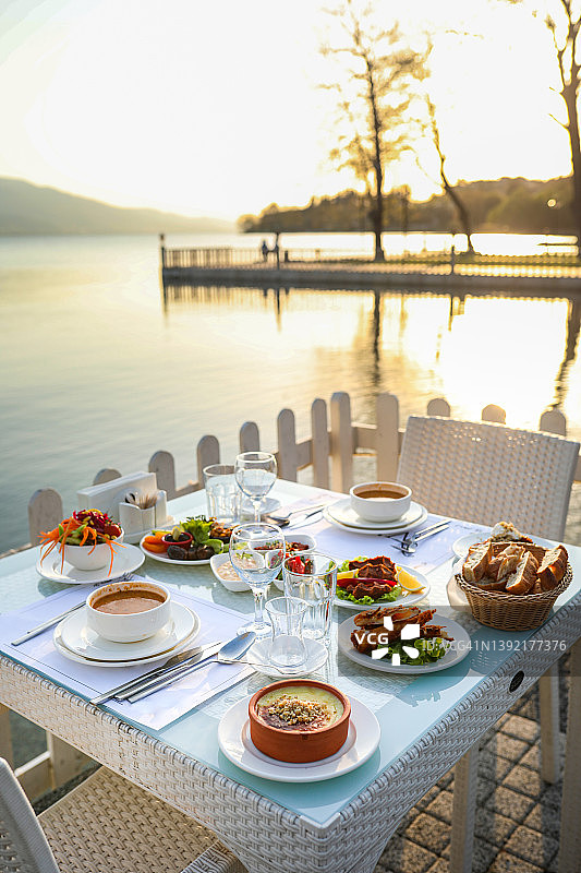 湖边餐饮概念，斋月菜单，开斋饭图片素材