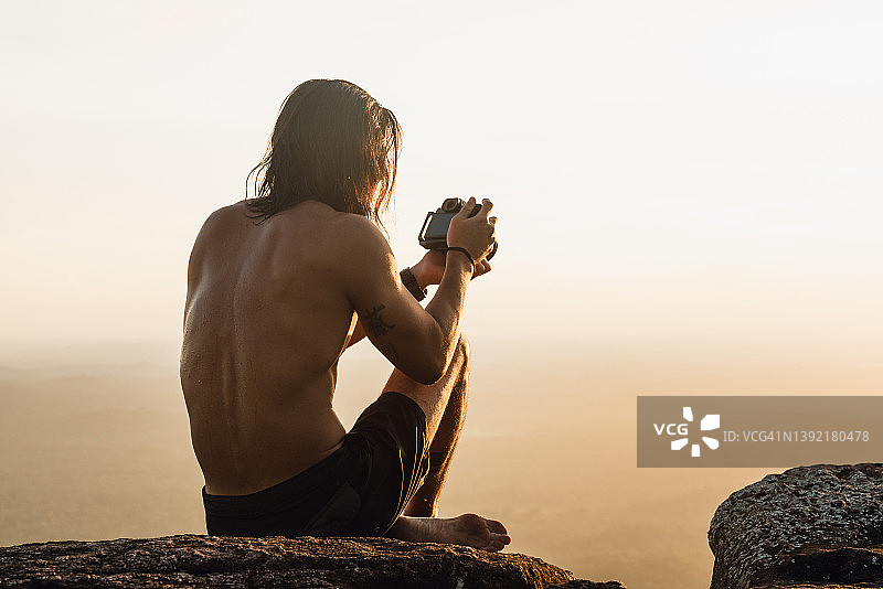 男人在山顶日落时分摄影图片素材