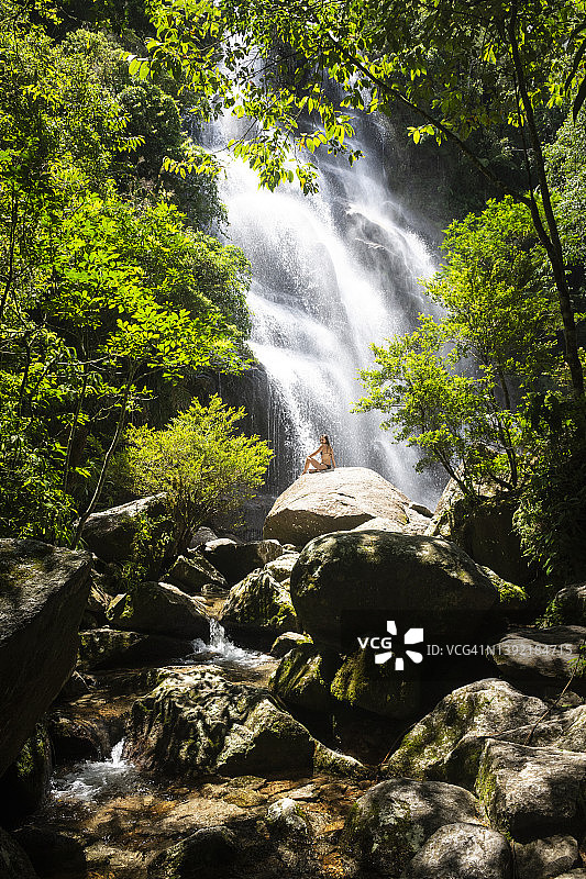 女子欣赏绿色大西洋雨林瀑布美景图片素材