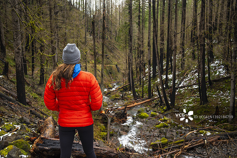 峡谷徒步小径上的女性姿势图片素材
