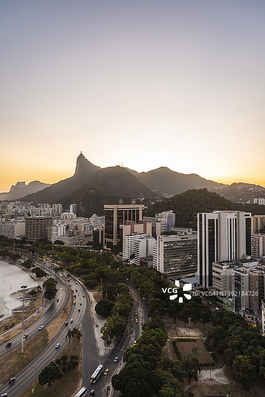 城市海滩、建筑和山脉的壮丽日落图片素材