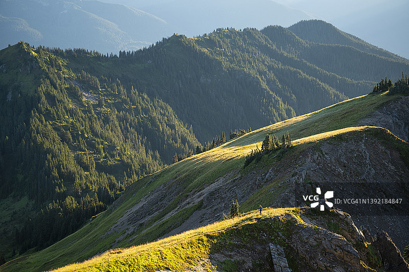 冰川山峰荒野山脊上的女人图片素材