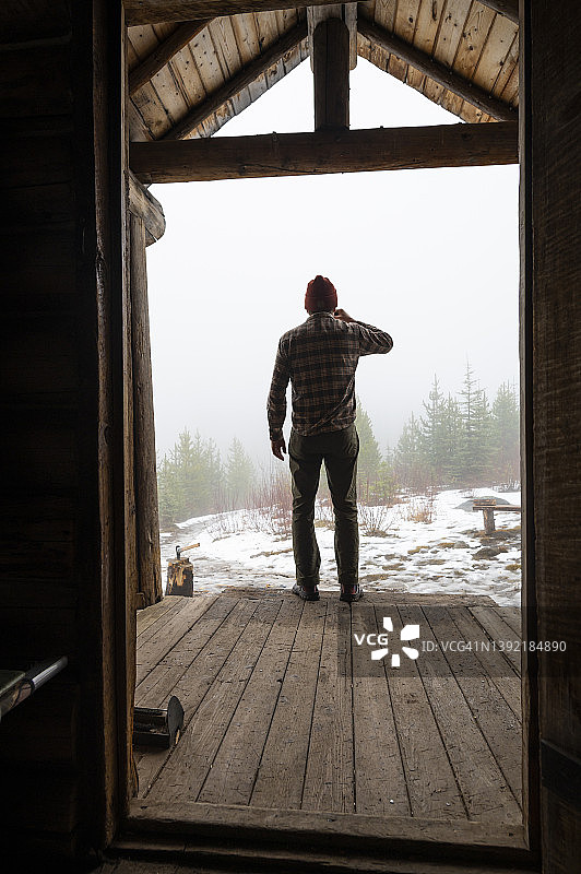 在科尔维尔国家森林公园雪峰小屋喝咖啡图片素材