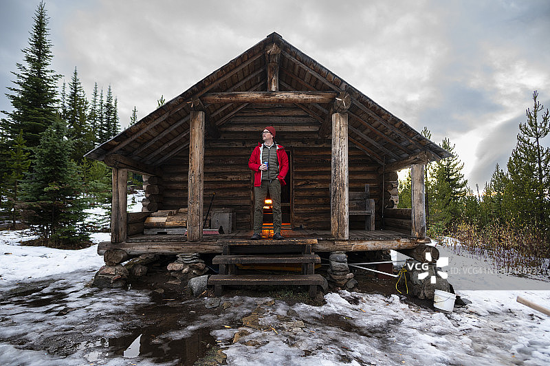 在科尔维尔国家森林公园雪峰小屋门廊喝啤酒图片素材