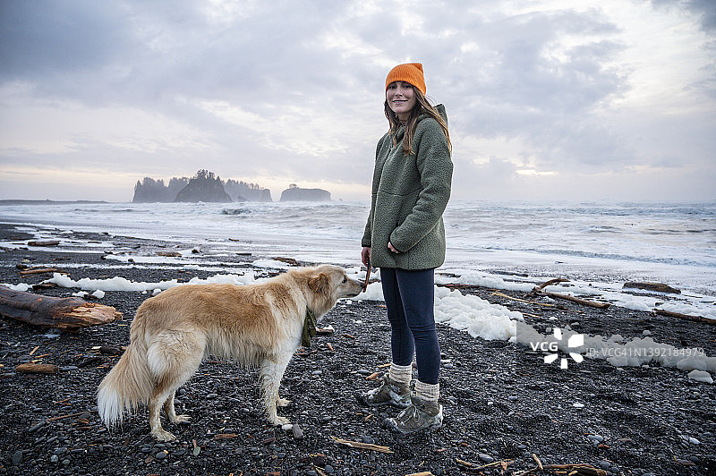 在奥林匹克海岸的里亚托海滩徒步旅行的女人图片素材