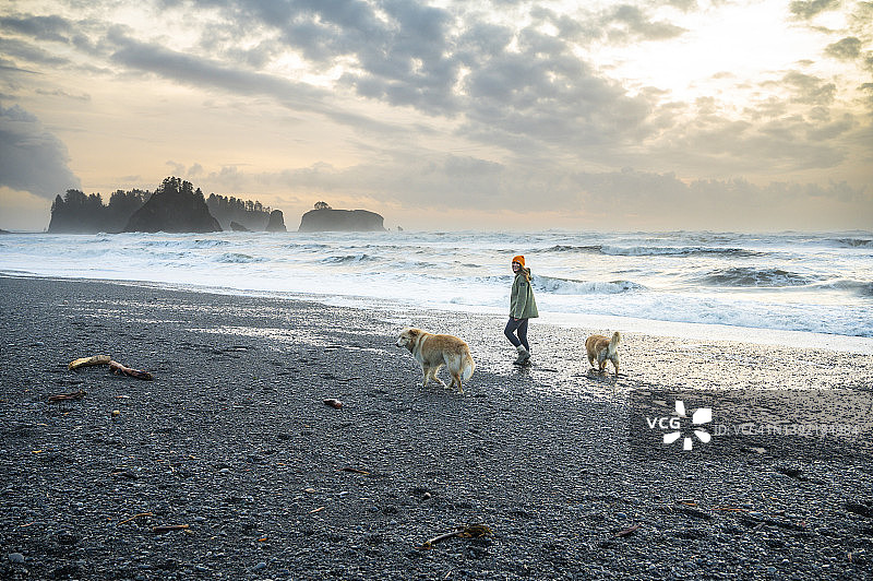在奥林匹克海岸的里亚托海滩徒步旅行的女人图片素材