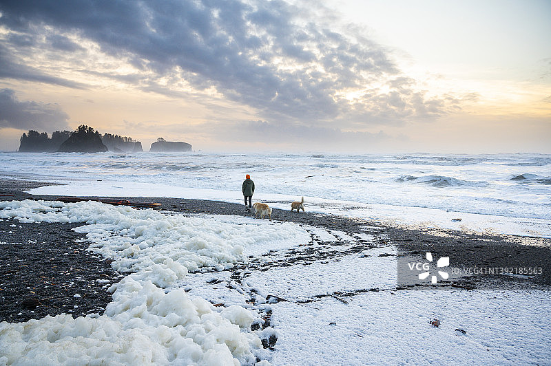 在奥林匹克海岸的里亚托海滩徒步旅行的女人图片素材