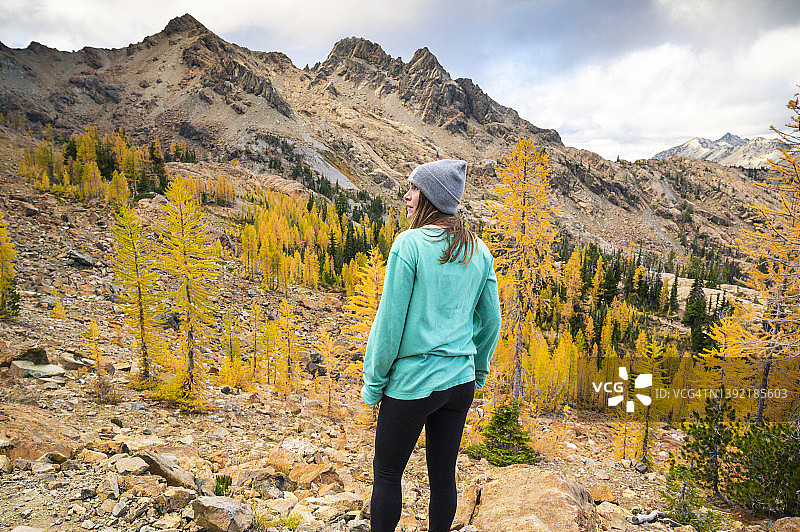高山湖泊荒野中盆地里的女子图片素材