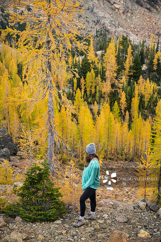 高山湖泊荒野中盆地里的女子图片素材