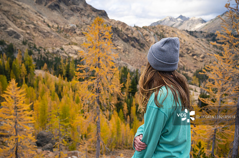 高山湖泊荒野中盆地里的女子图片素材