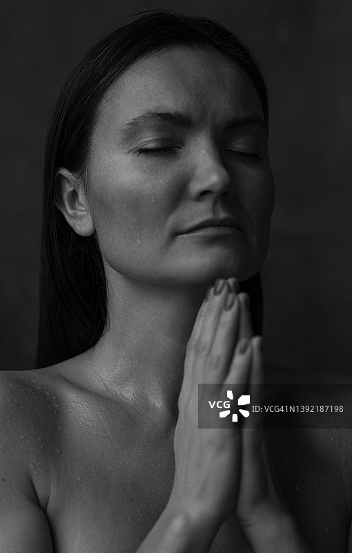 黑白祈祷女性肖像图片素材