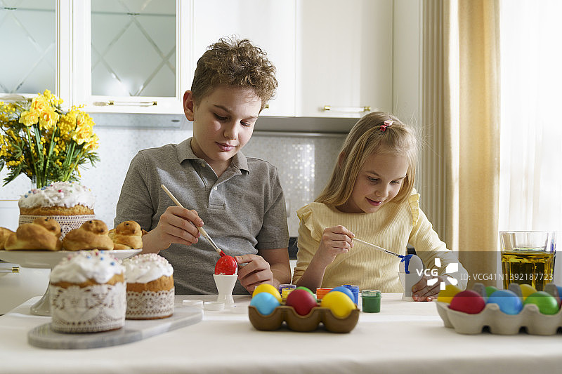 兄妹俩在画复活节彩蛋图片素材