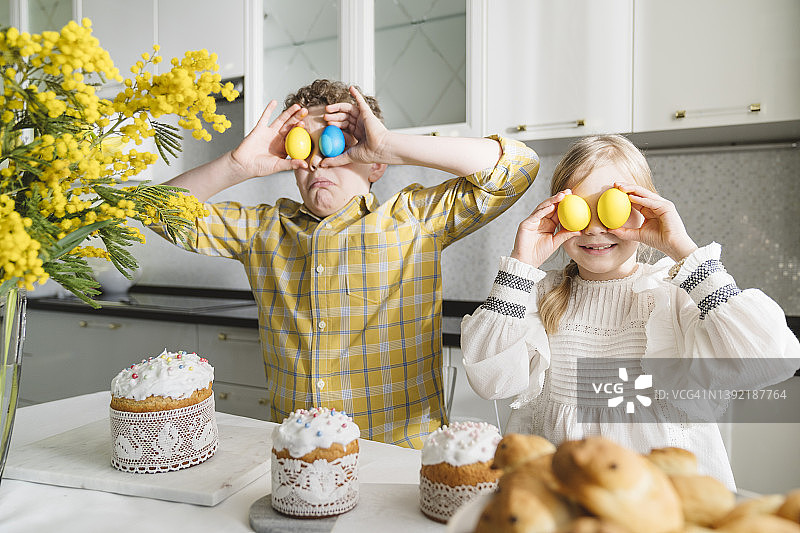 孩子们拿着复活节彩蛋玩耍，乐趣无穷图片素材