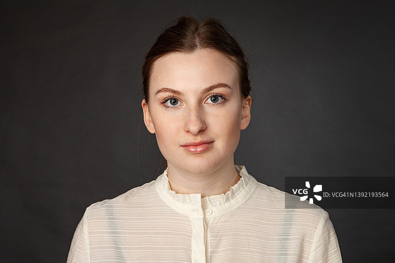 21岁棕发女人肖像特写图片素材