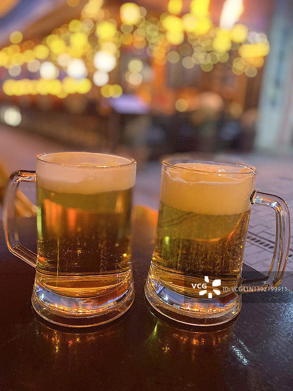 桌上的新鲜啤酒特写图片素材