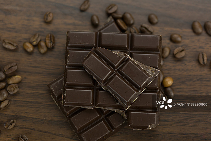 含咖啡豆的圆形牛奶巧克力图片素材