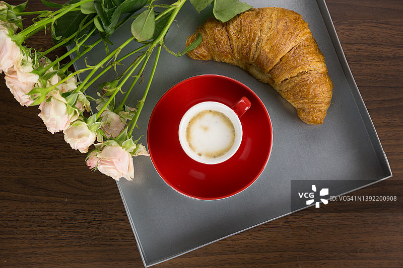 咖啡与新鲜羊角面包和玫瑰花蕾图片素材