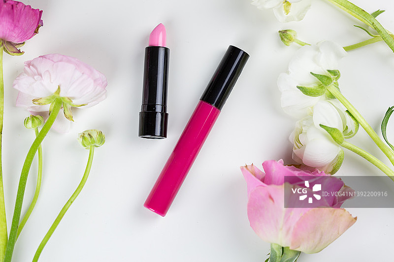 带相配花朵的现代粉色口红图片素材