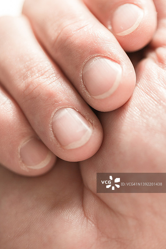 男人手部，焦点在指甲上图片素材