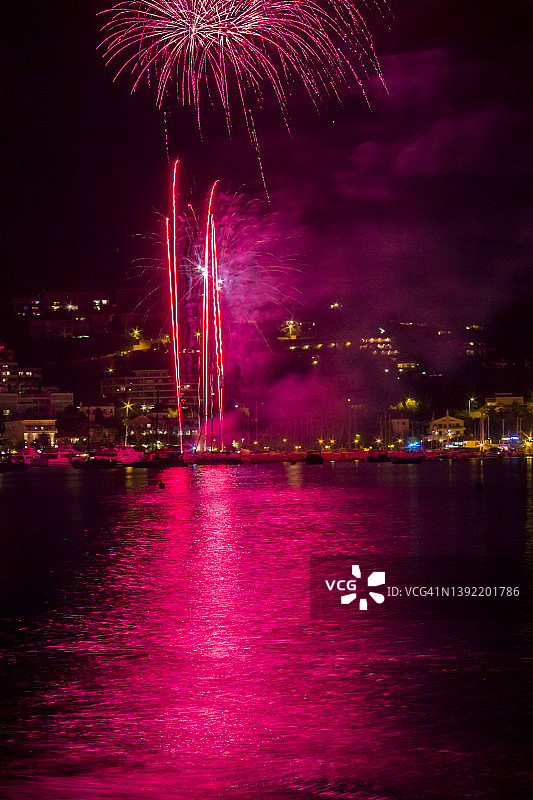 博尔姆-莱米莫萨滨水区的烟花图片素材