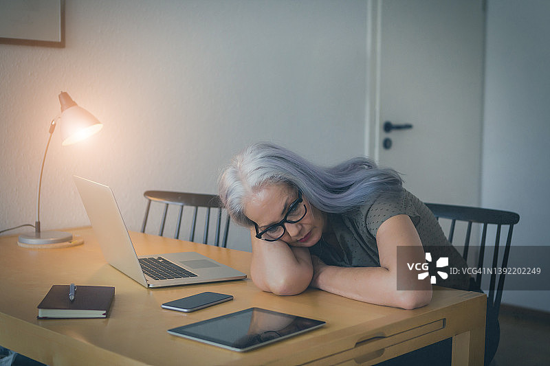疲惫的年长女性加班工作图片素材