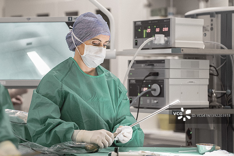 穿防护服的外科医生手持手术器械图片素材