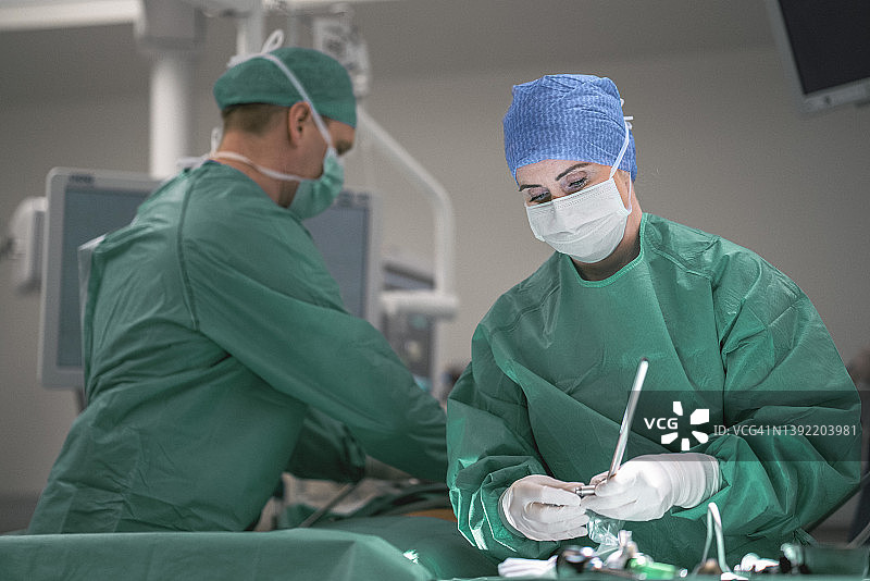 在医院手术室工作的外科医生图片素材