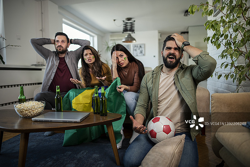 巴西球迷正在观看足球比赛图片素材